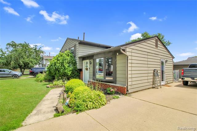 Property Photo:  23065 Belton Street  MI 48134 