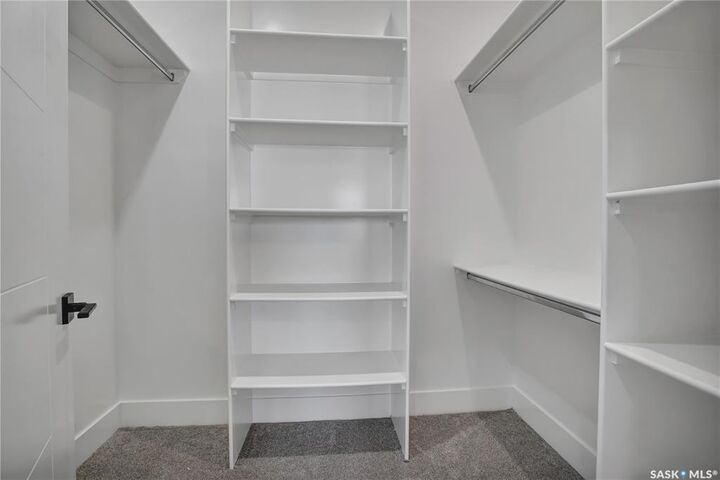 Property Photo:  812 Woods Crescent  SK S0K 4S4 