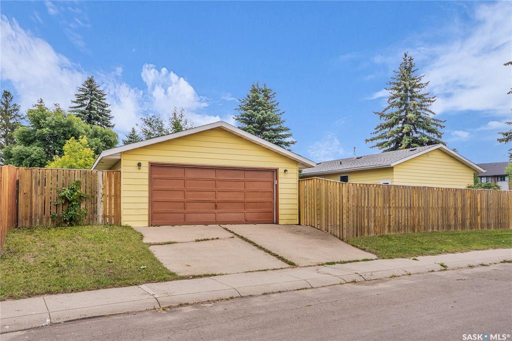 Property Photo:  370 Pendygrasse Road  SK S7M 4M2 
