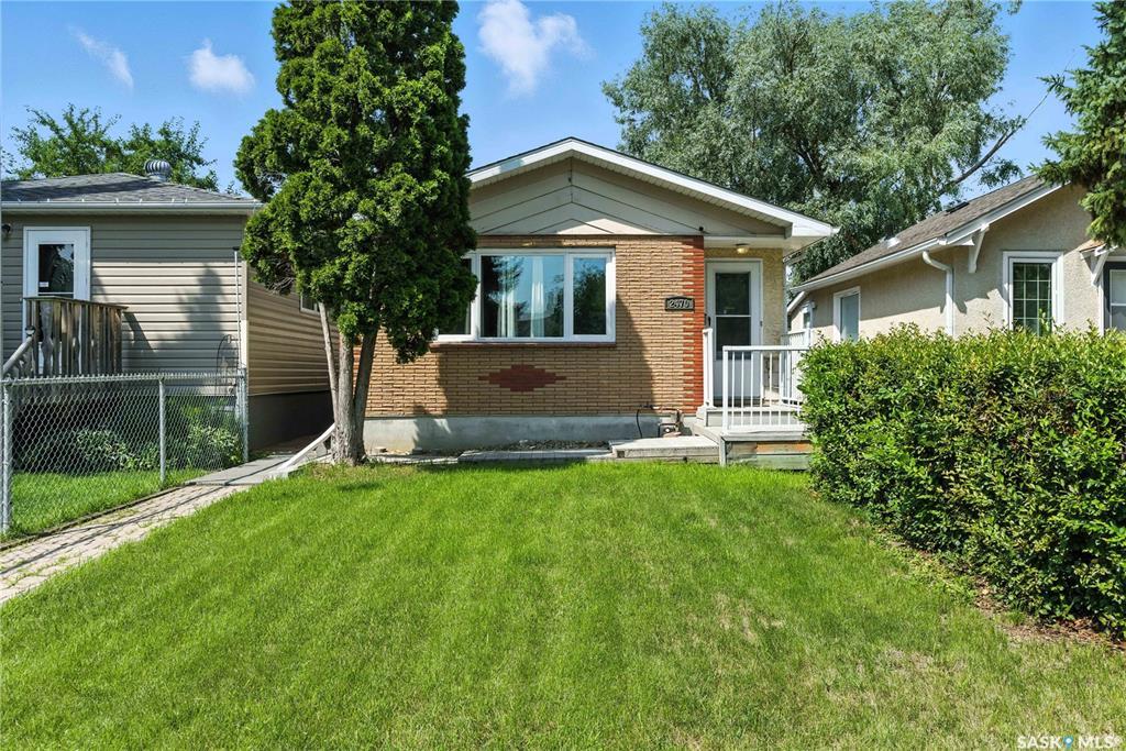 Property Photo:  2470 Lindsay Street  SK S4N 3C6 