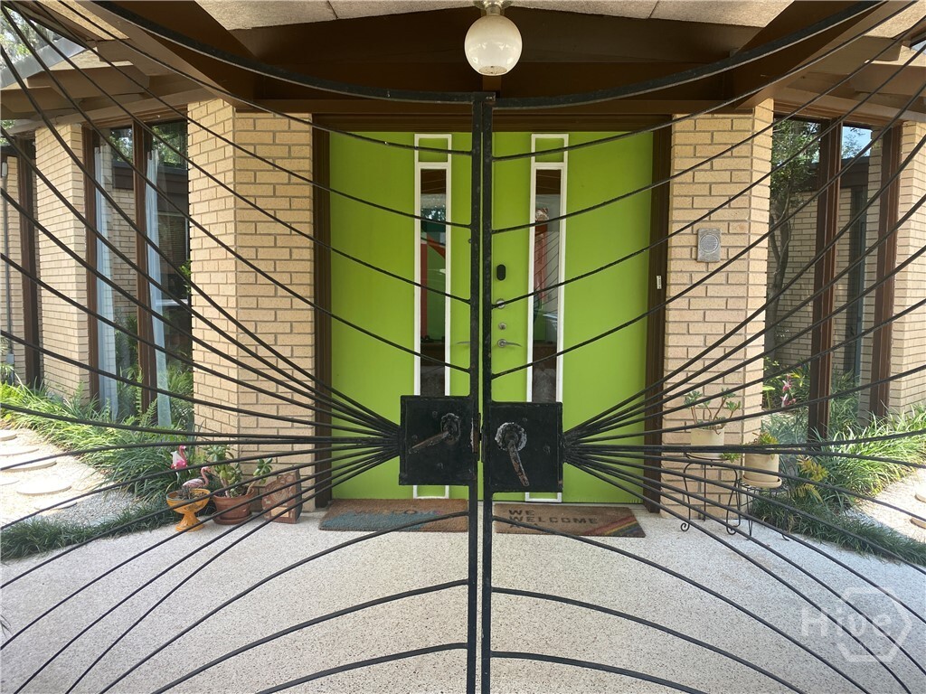 Property Photo: 400 Johnston Street GA 31405
