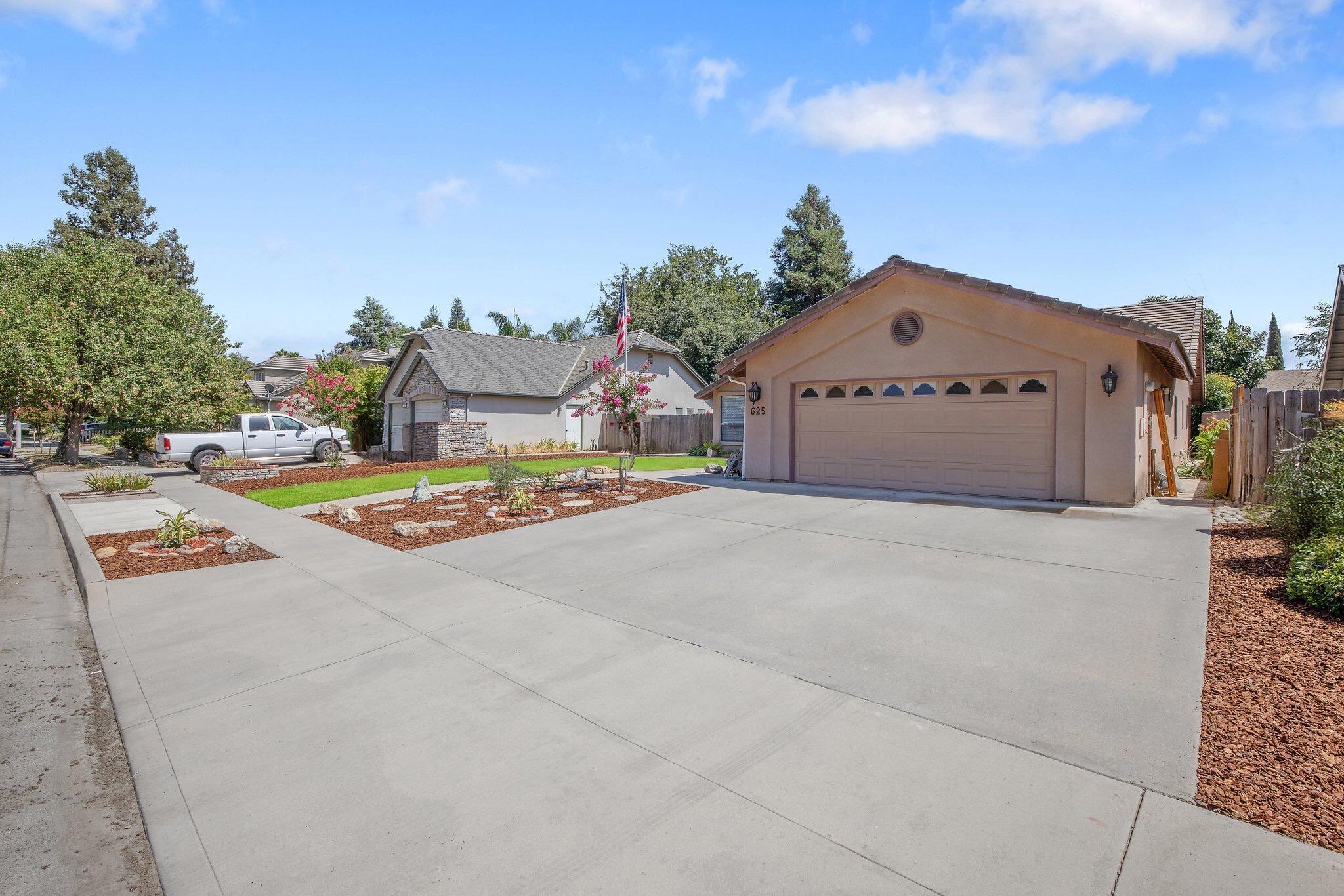 Property Photo: 625 E Ferguson Avenue CA 93292
