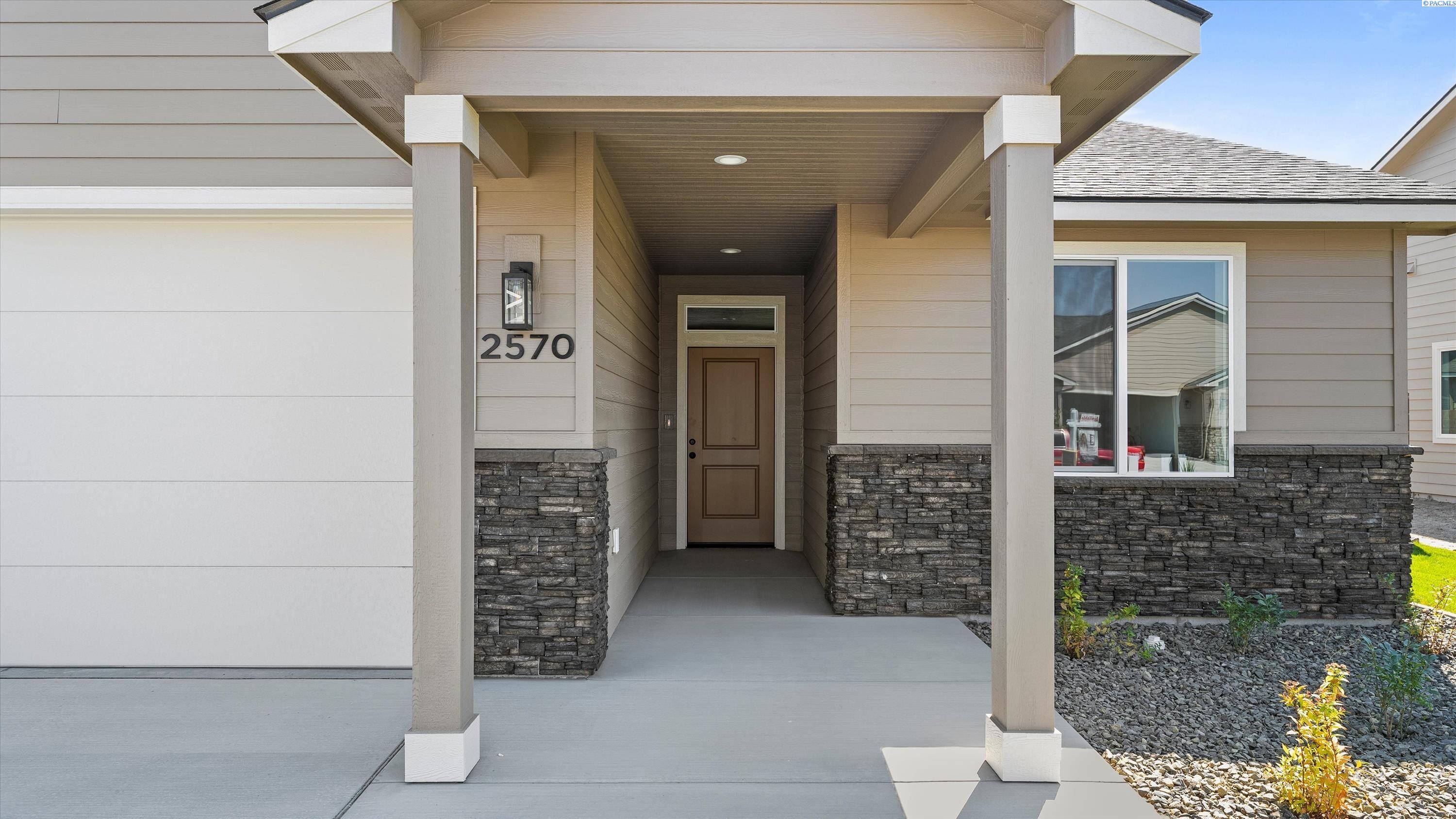 Property Photo: 2570 Sunray Ave WA 99352