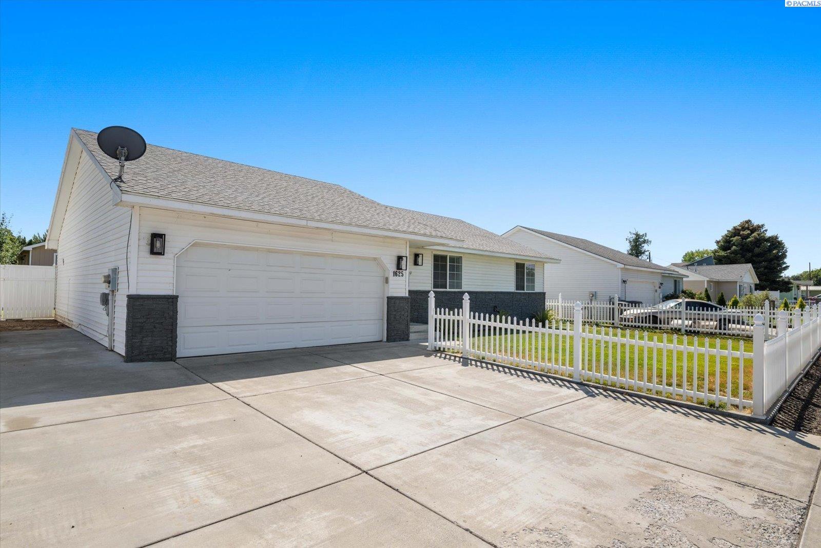 Property Photo:  1625 W 4th Pl  WA 99336 