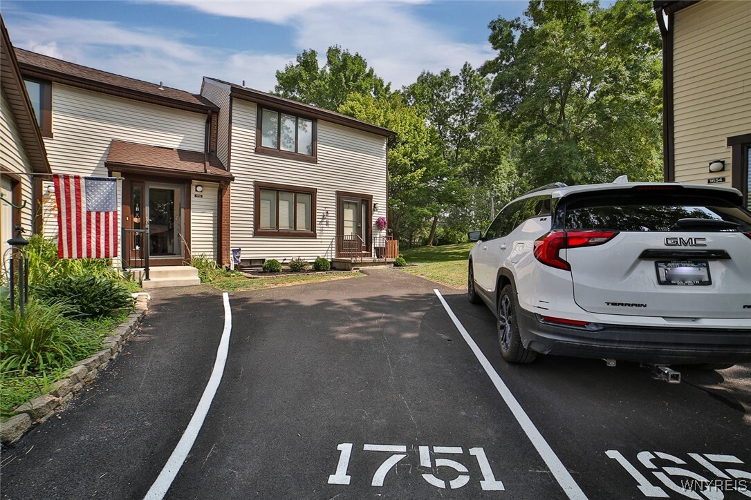 Property Photo: 1751 Charlesgate Circle NY 14051