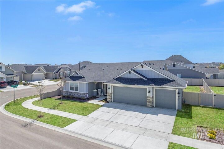 Property Photo: 997 E Sweet Pearl St ID 83634-3572