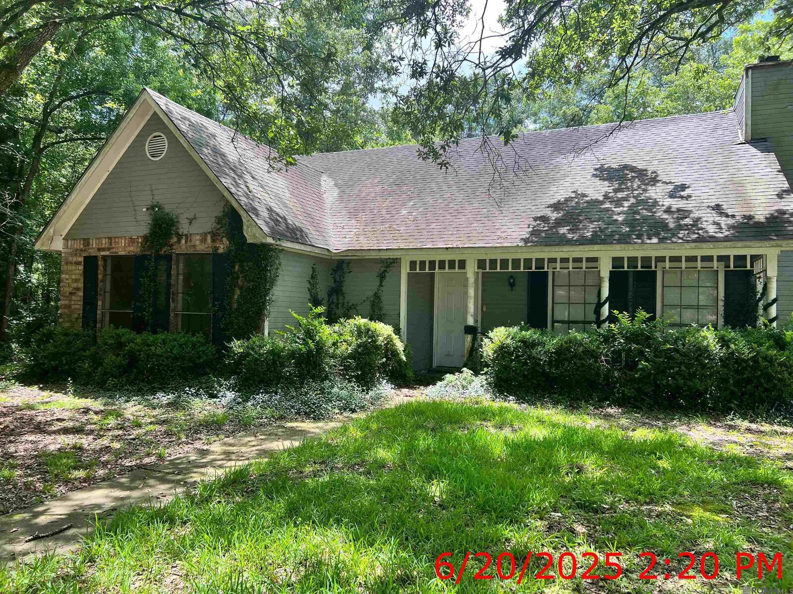 Property Photo:  3553 W Wendover Dr  LA 70814 