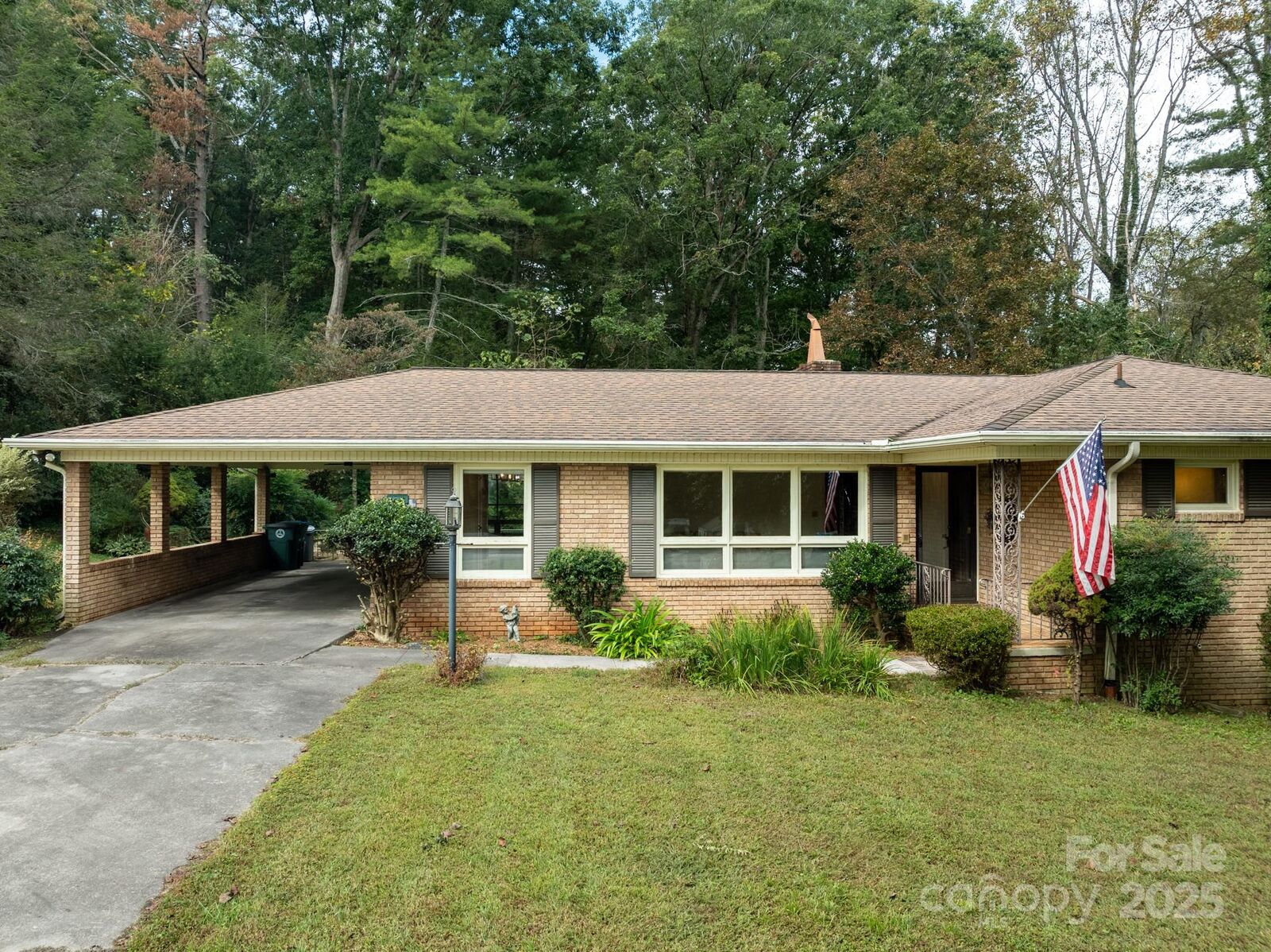 Property Photo: 3321 Hollyhill Circle NC 28690