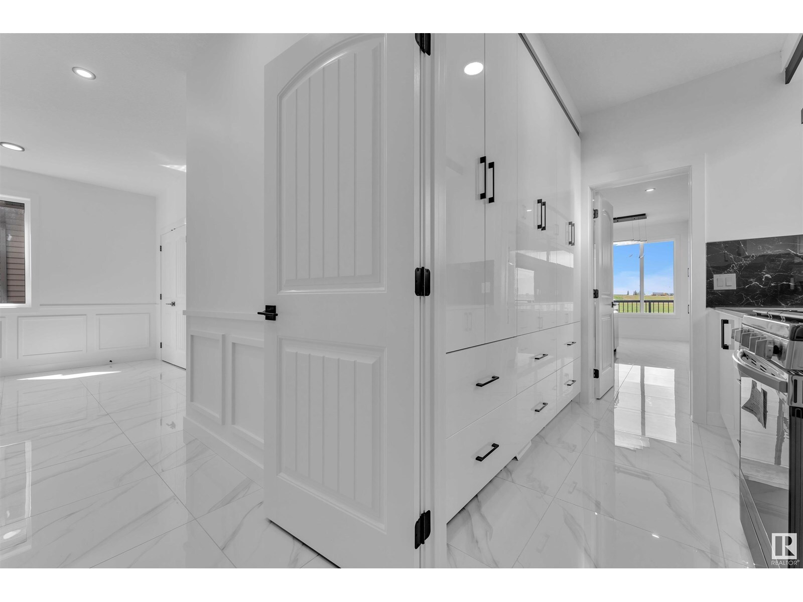 Property Photo:  