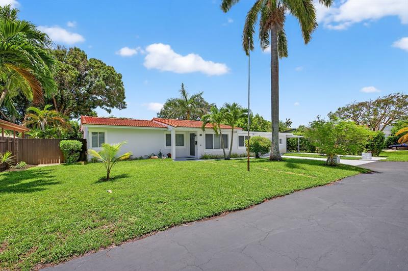 Property Photo:  316 NW 24th St  FL 33311 
