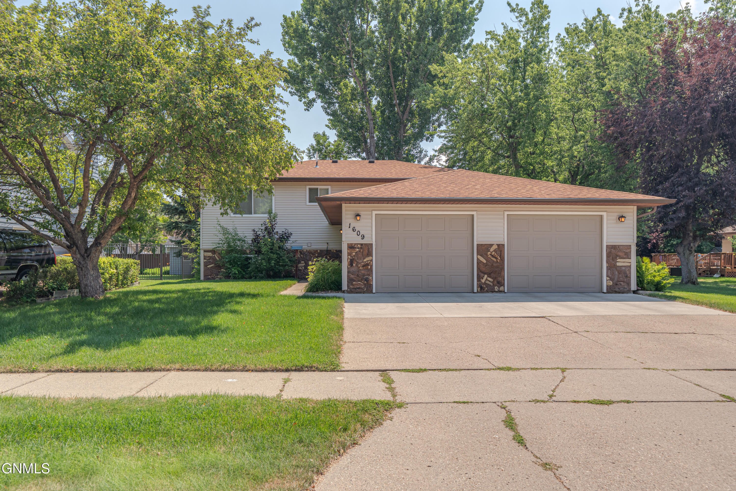 1609 Cologne Drive  Bismarck ND 58504 photo