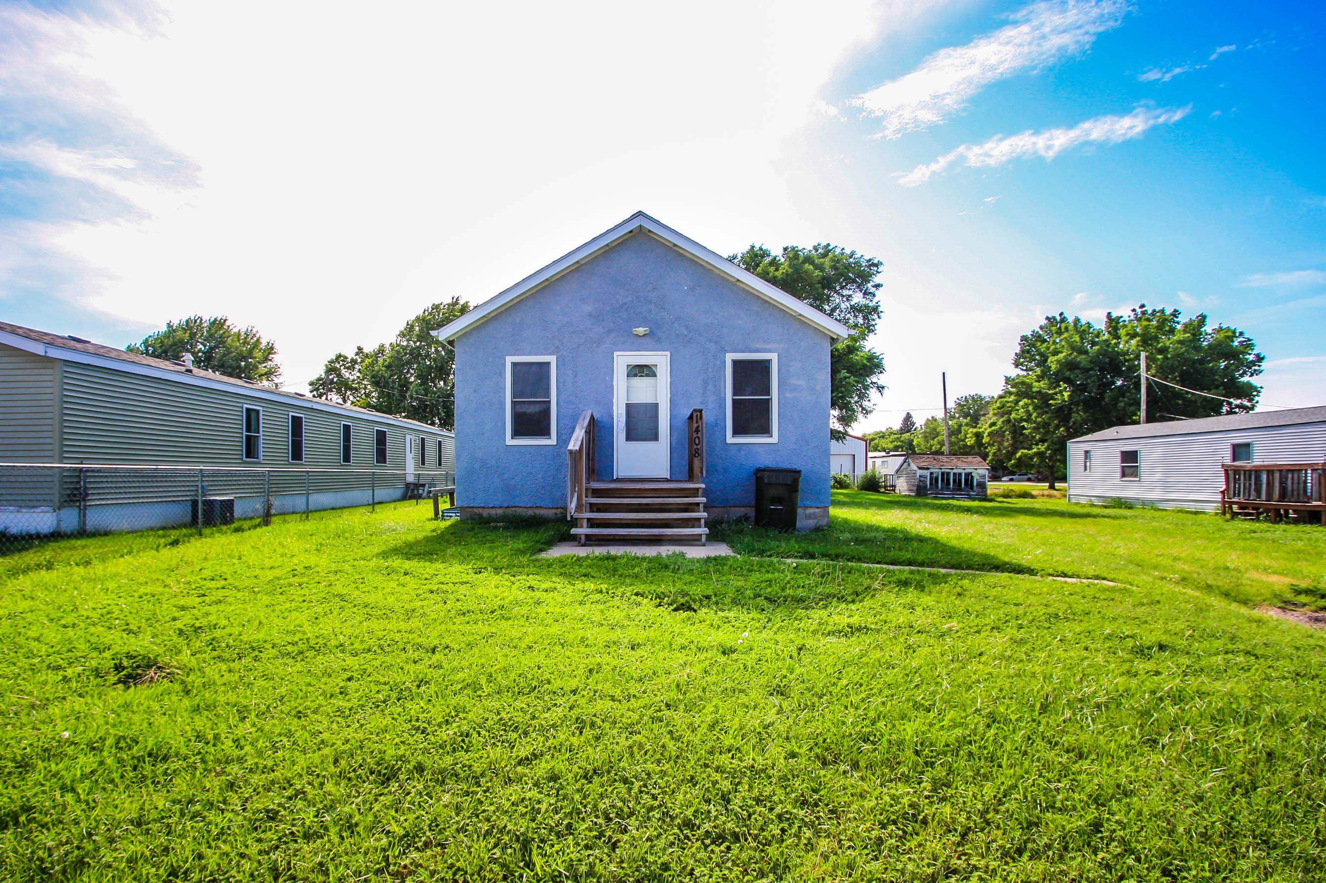 Property Photo: 1408 N Sheridan NE 69101