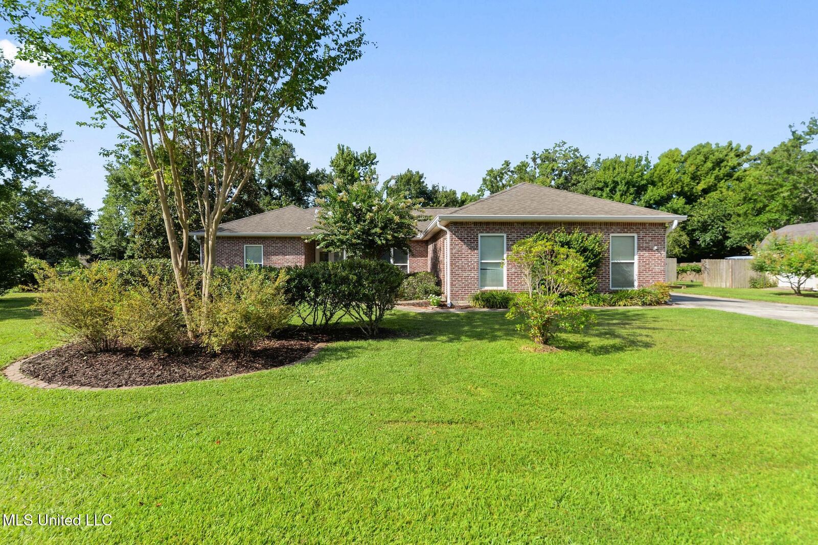 Property Photo:  210 Henley Place  MS 39520 