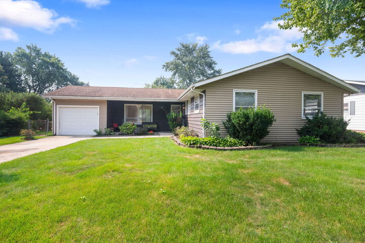 Property Photo:  532 Apache Lane  IL 60188