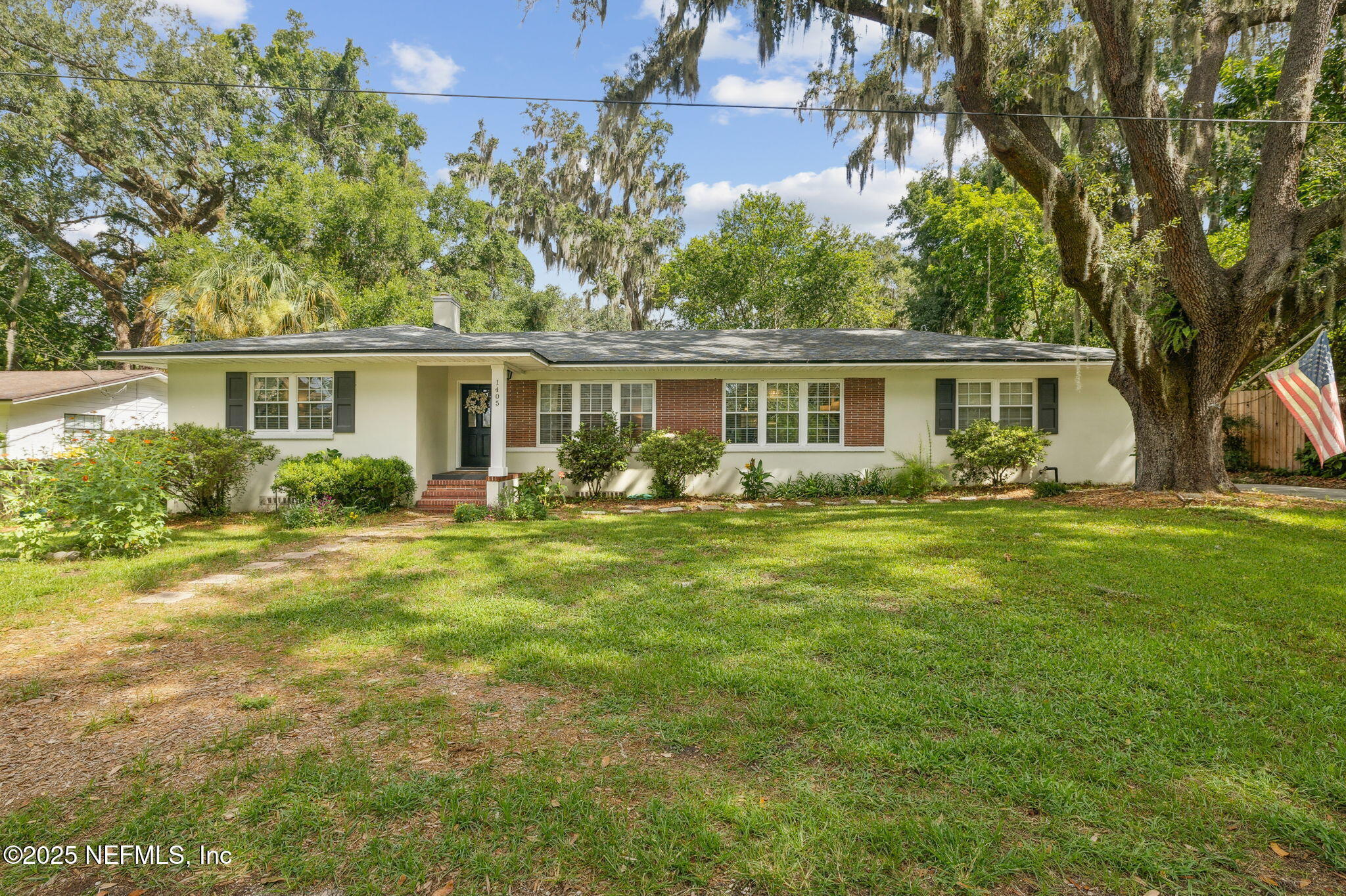 Property Photo: 1405 Redbud Lane FL 32207
