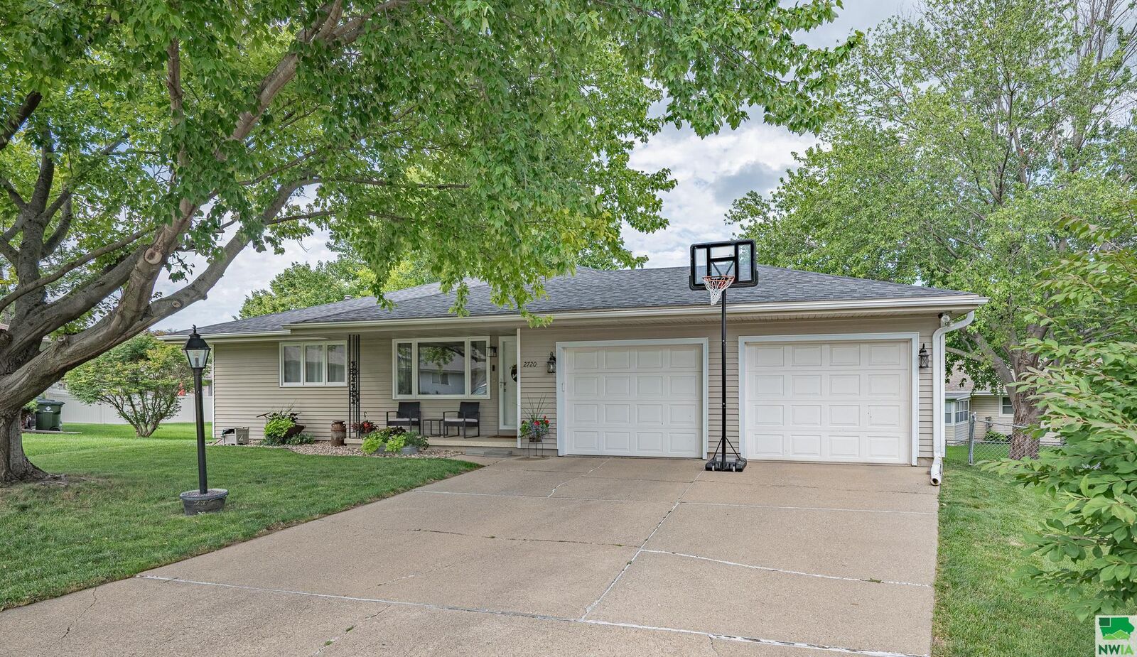 Property Photo: 2720 Oleander Court IA 51106