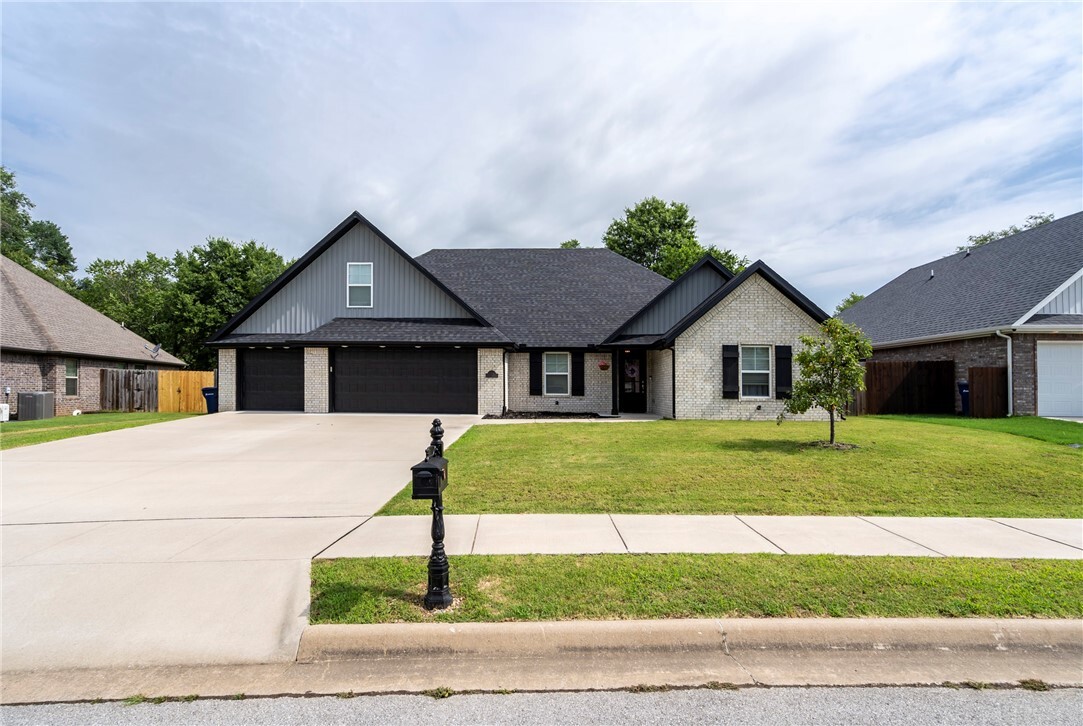 301 Grand Court  Siloam Springs AR 72761 photo