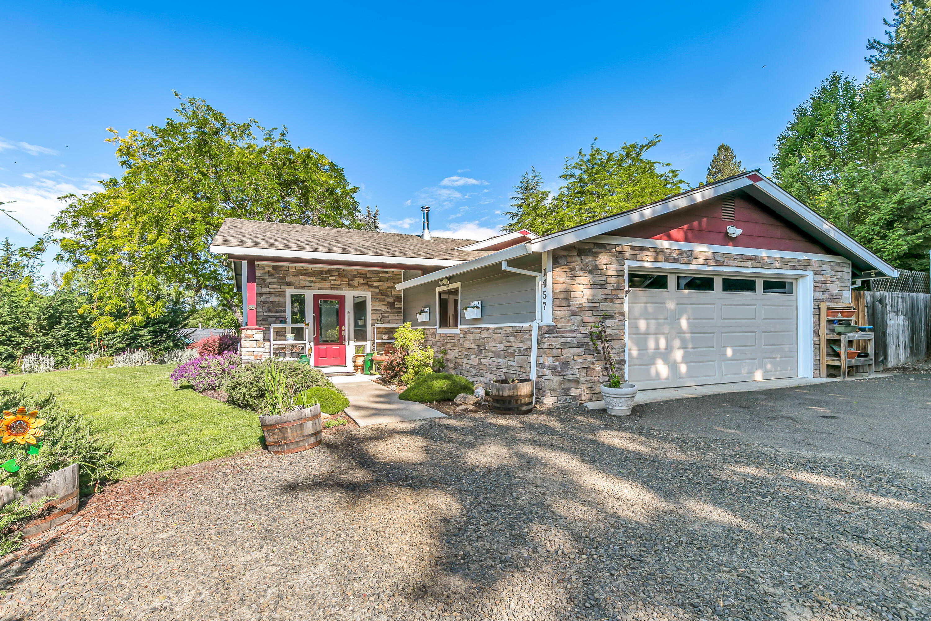 Property Photo:  1457 Angelcrest Drive  OR 97504 