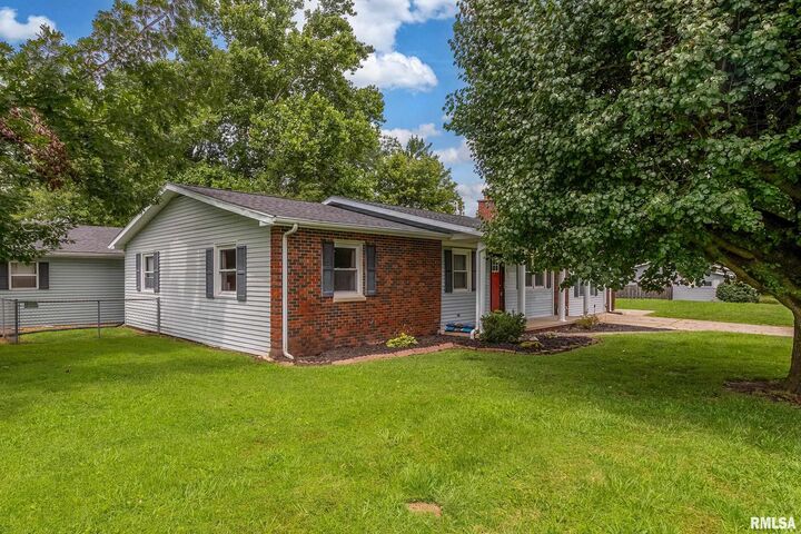 Property Photo:  621 S 4th Street  IL 62948 
