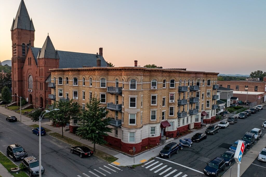 Property Photo:  173 Elm Street 1R  MA 01040 