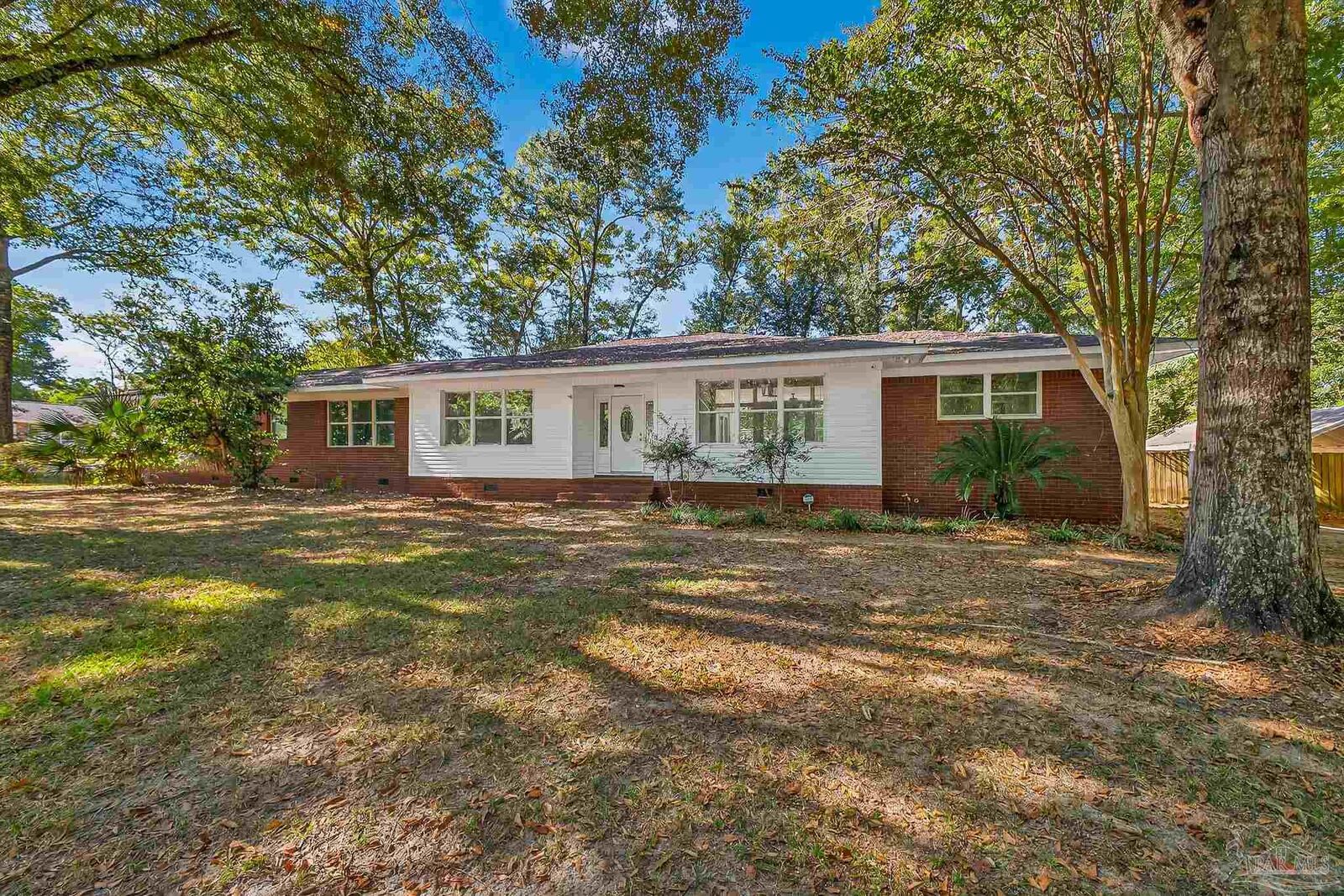 Property Photo: 921 Lisa Hill Dr FL 32533