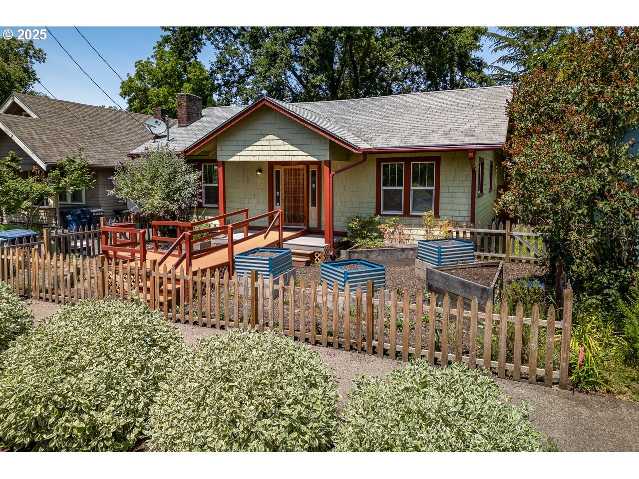 Property Photo: 1885 W 15th Ave OR 97402
