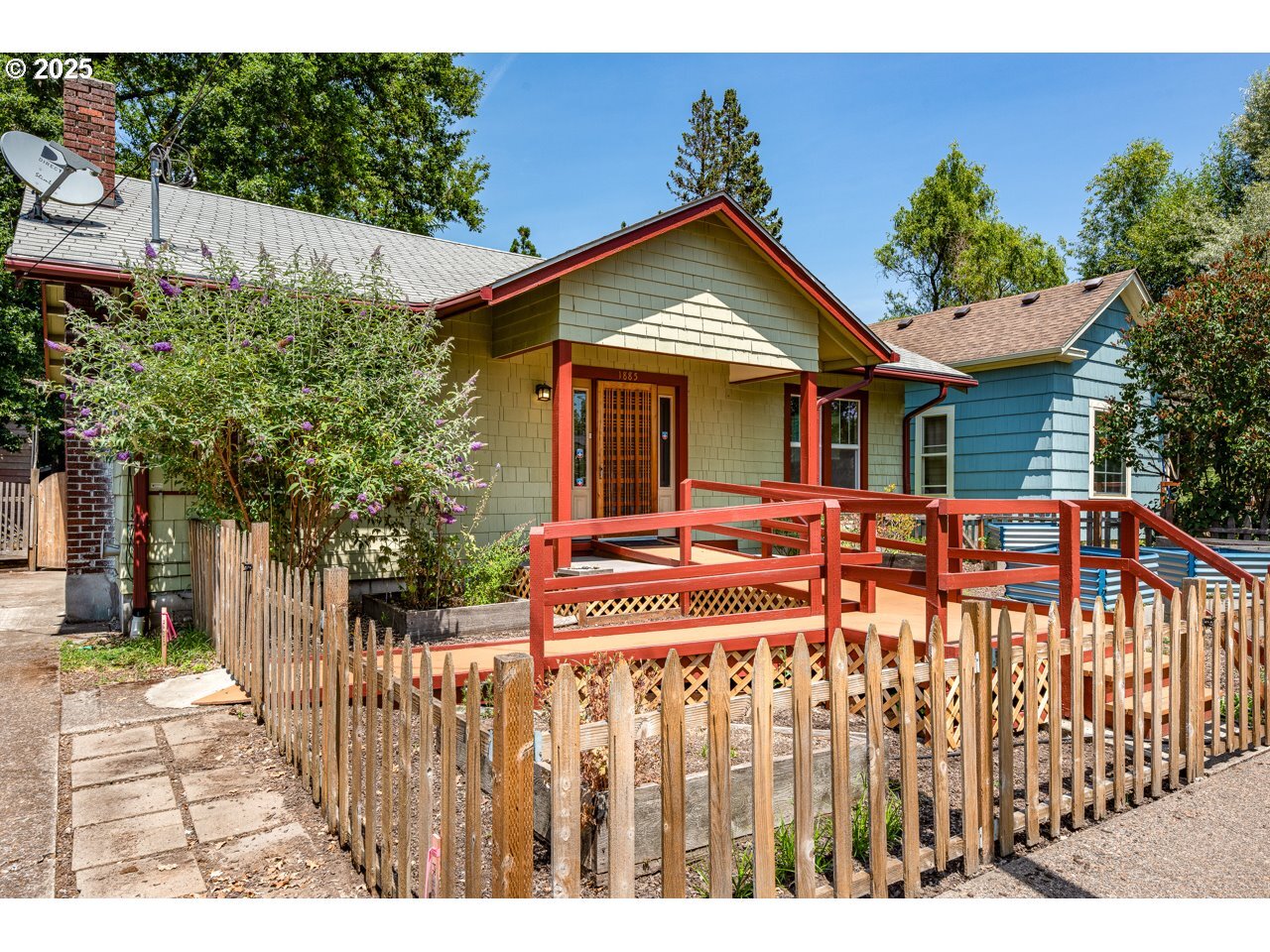 Property Photo: 1885 W 15th Ave OR 97402