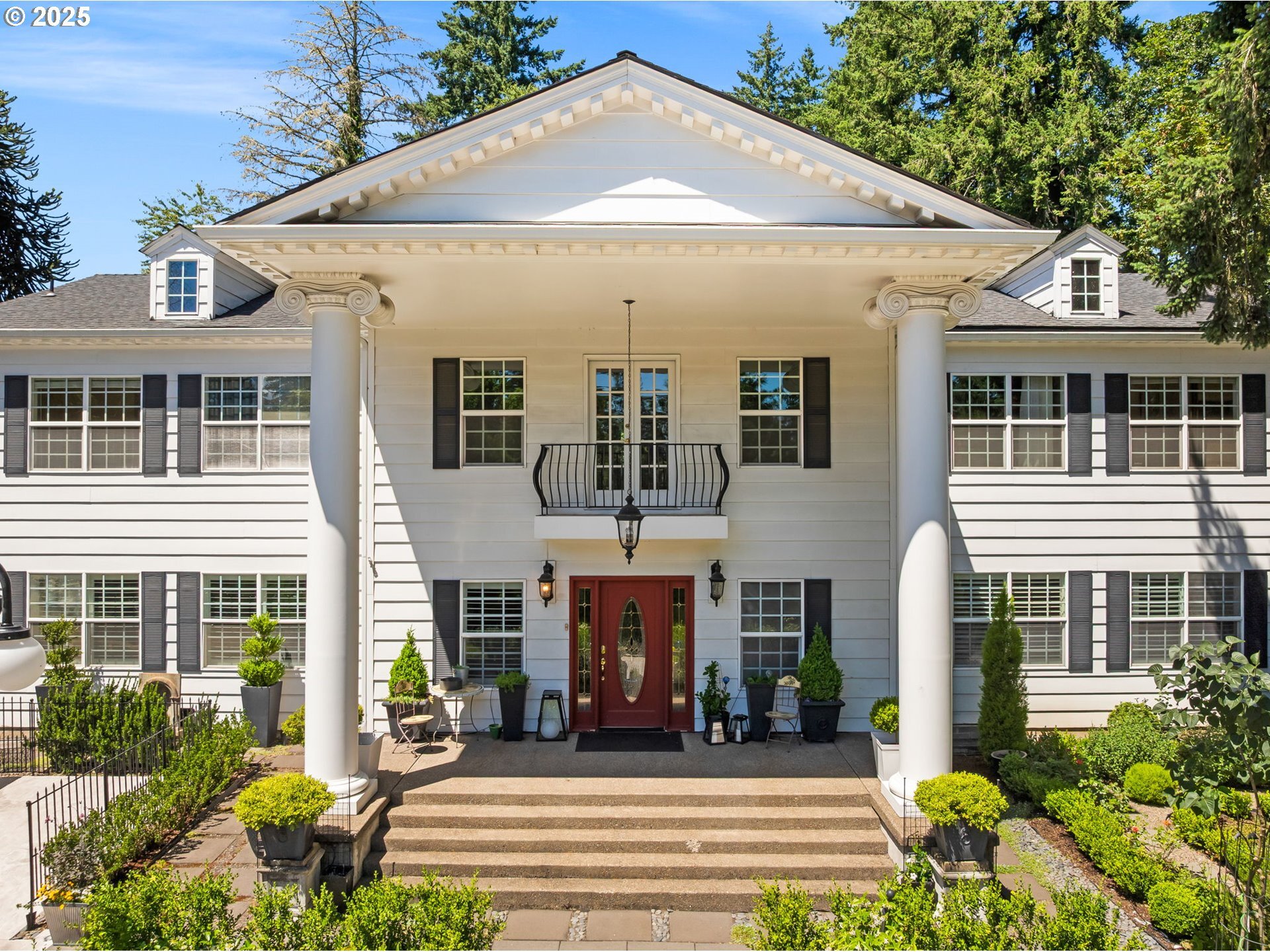 Property Photo: 1505 Country Club Rd OR 97034