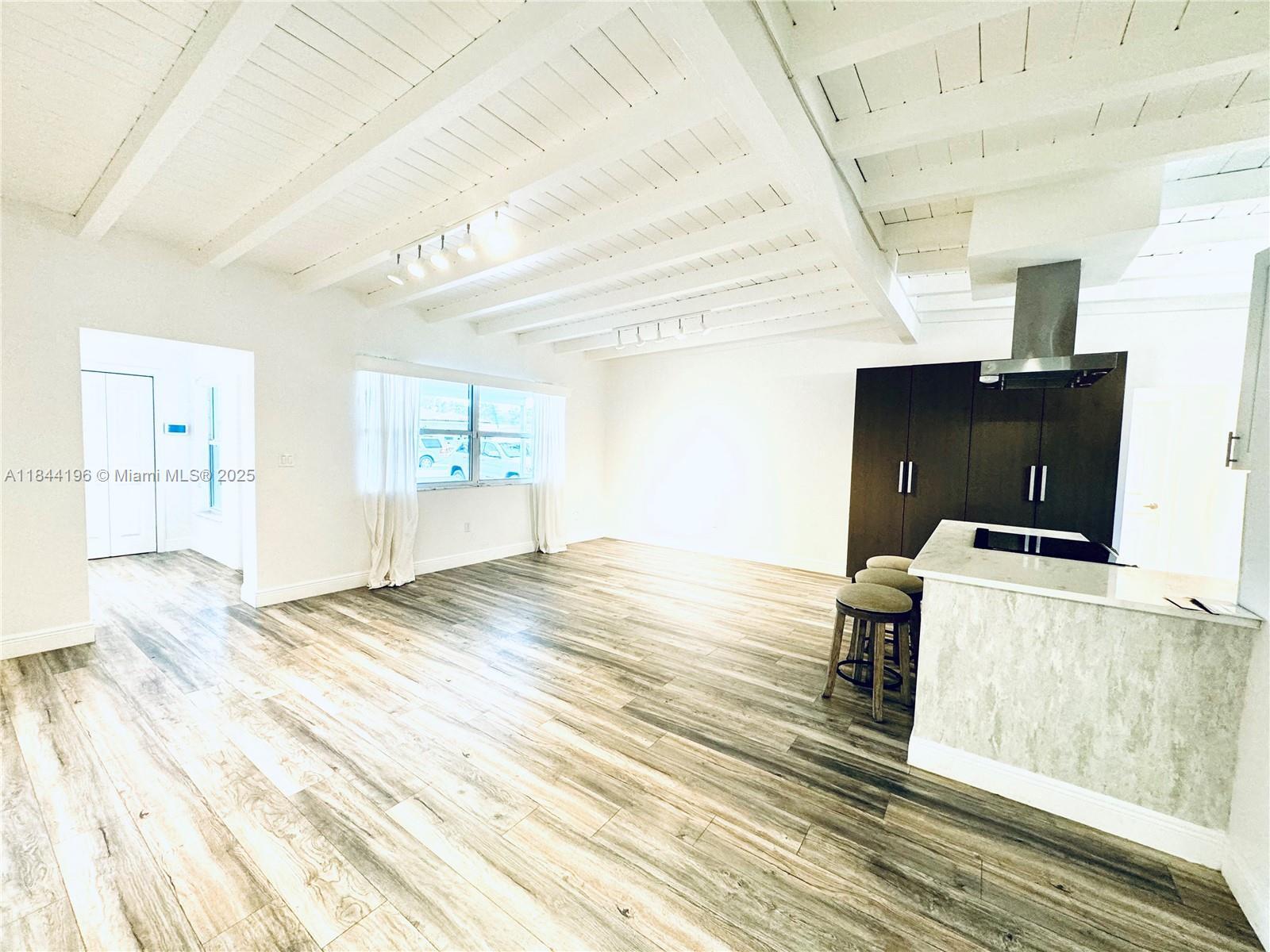 Property Photo: 2075 S Hibiscus Dr FL 33181