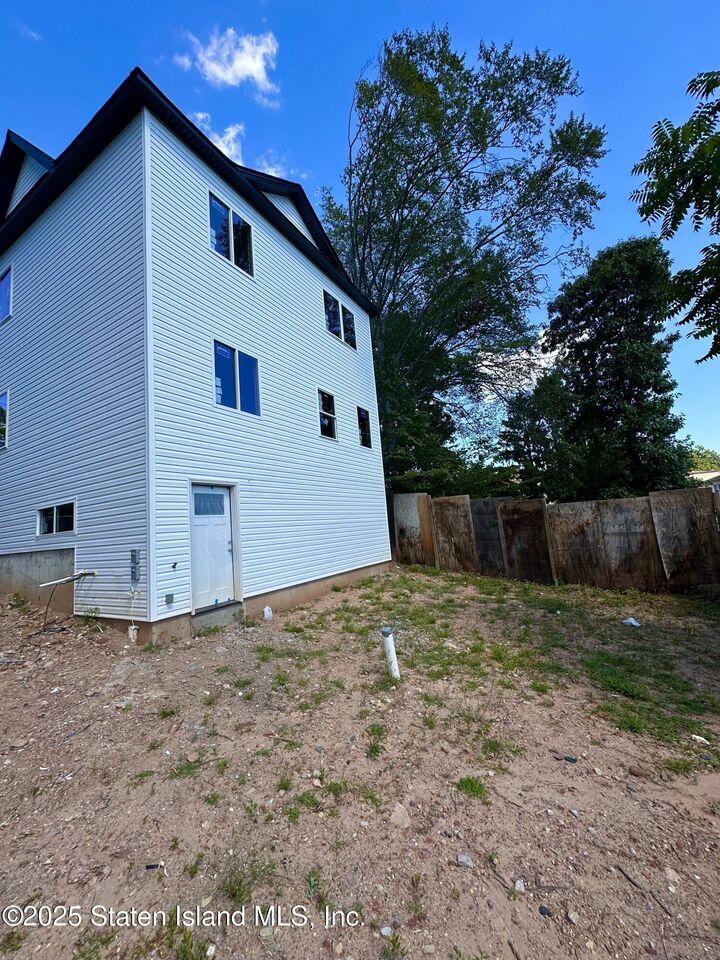 Property Photo:  552 Drumgoole Road E  NY 10312 