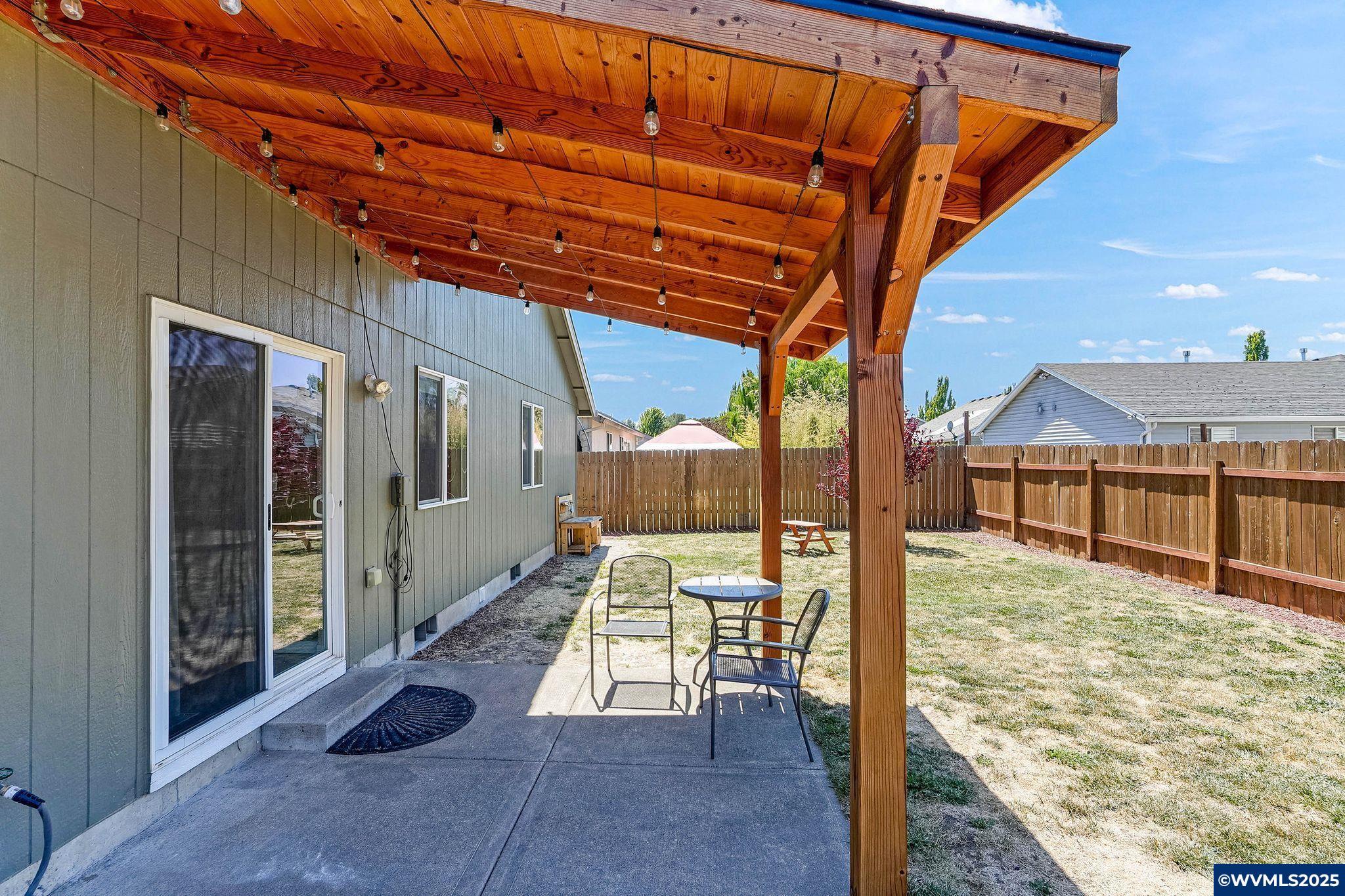 Property Photo: 1414 S 6 St OR 97351