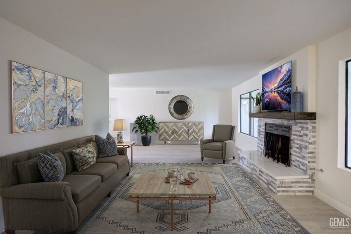 Property Photo:  924 Bermuda Street  CA 93309 
