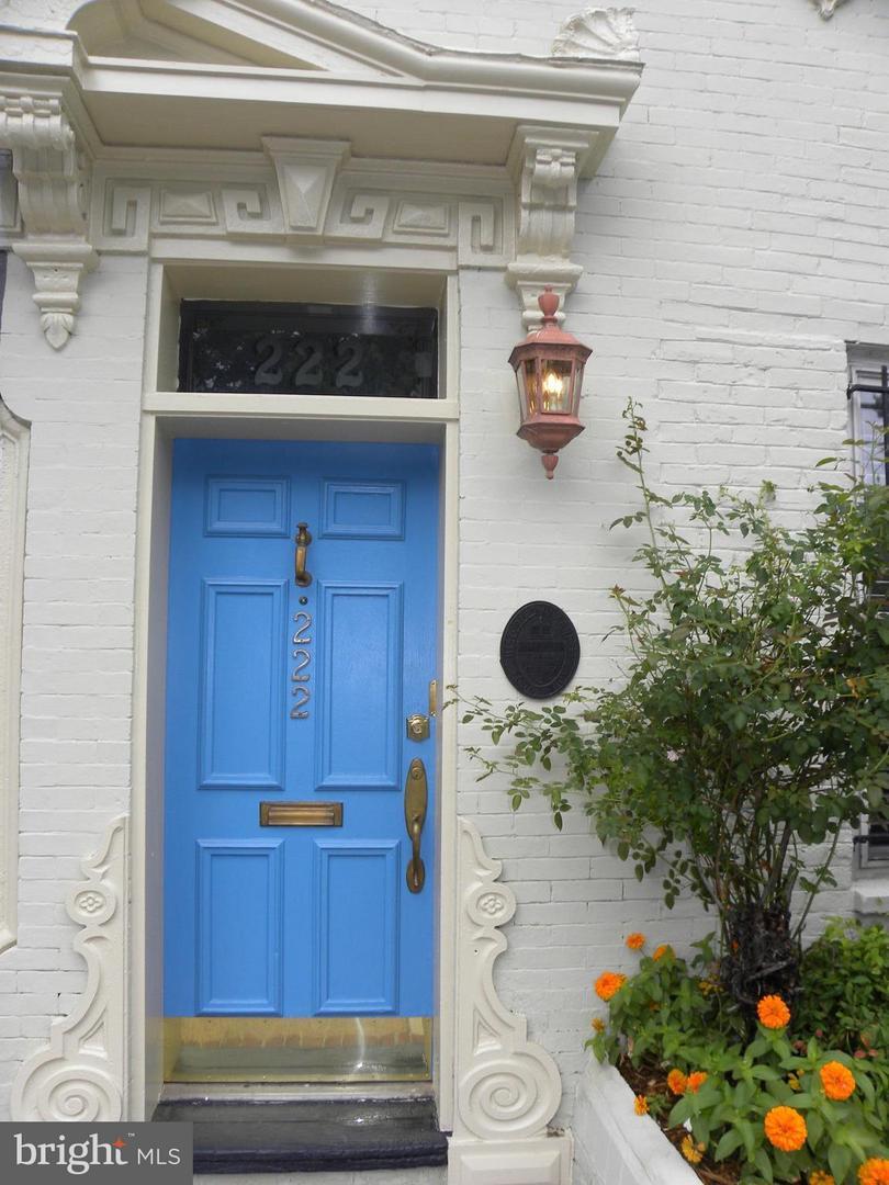 Property Photo: 222 N Patrick Street VA 22314