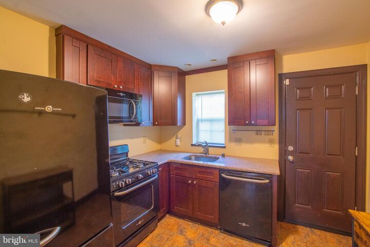 435 Mercy Street  Philadelphia PA 19148 photo