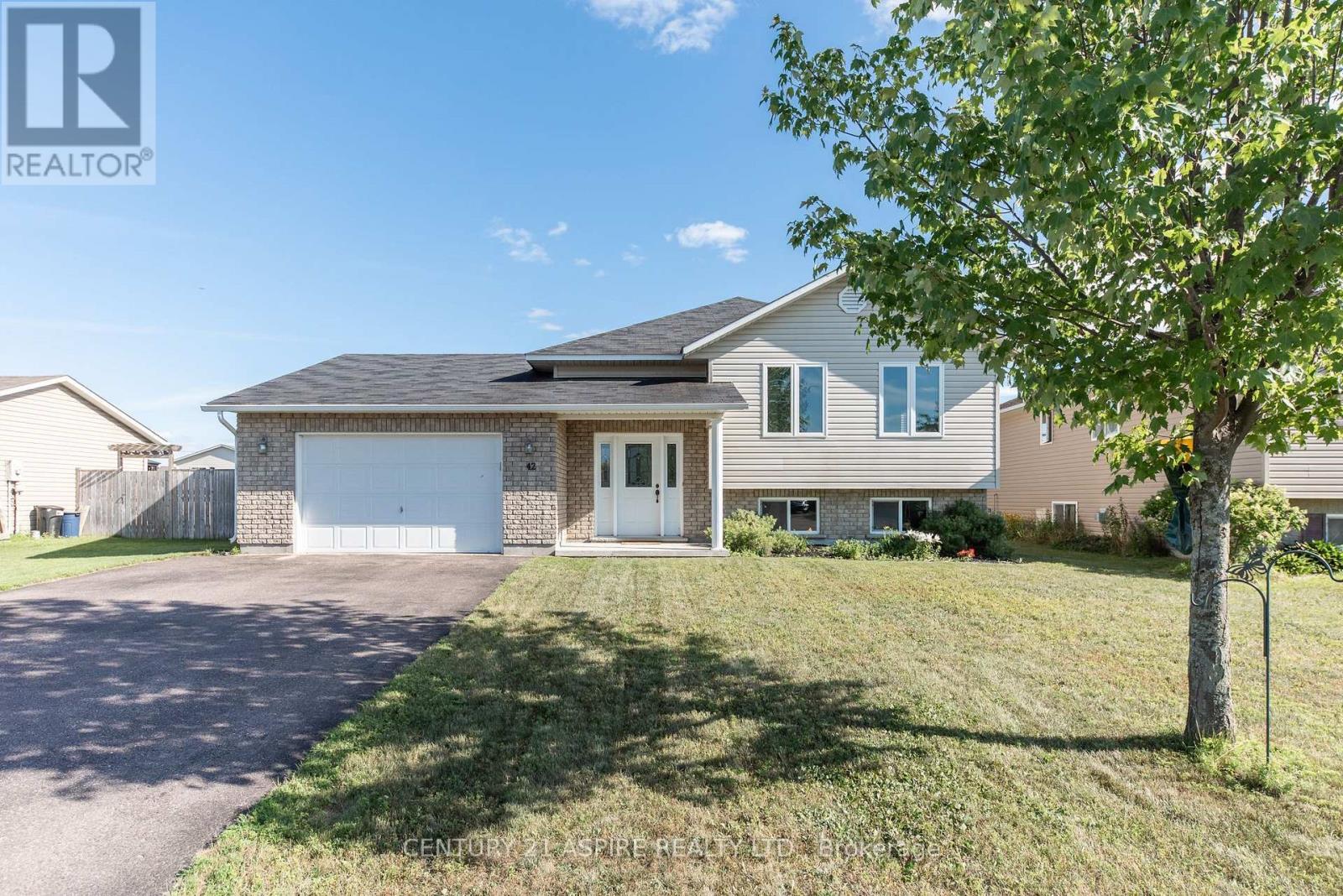 42 Highland Park Drive  Petawawa ON K8H 0A3 photo
