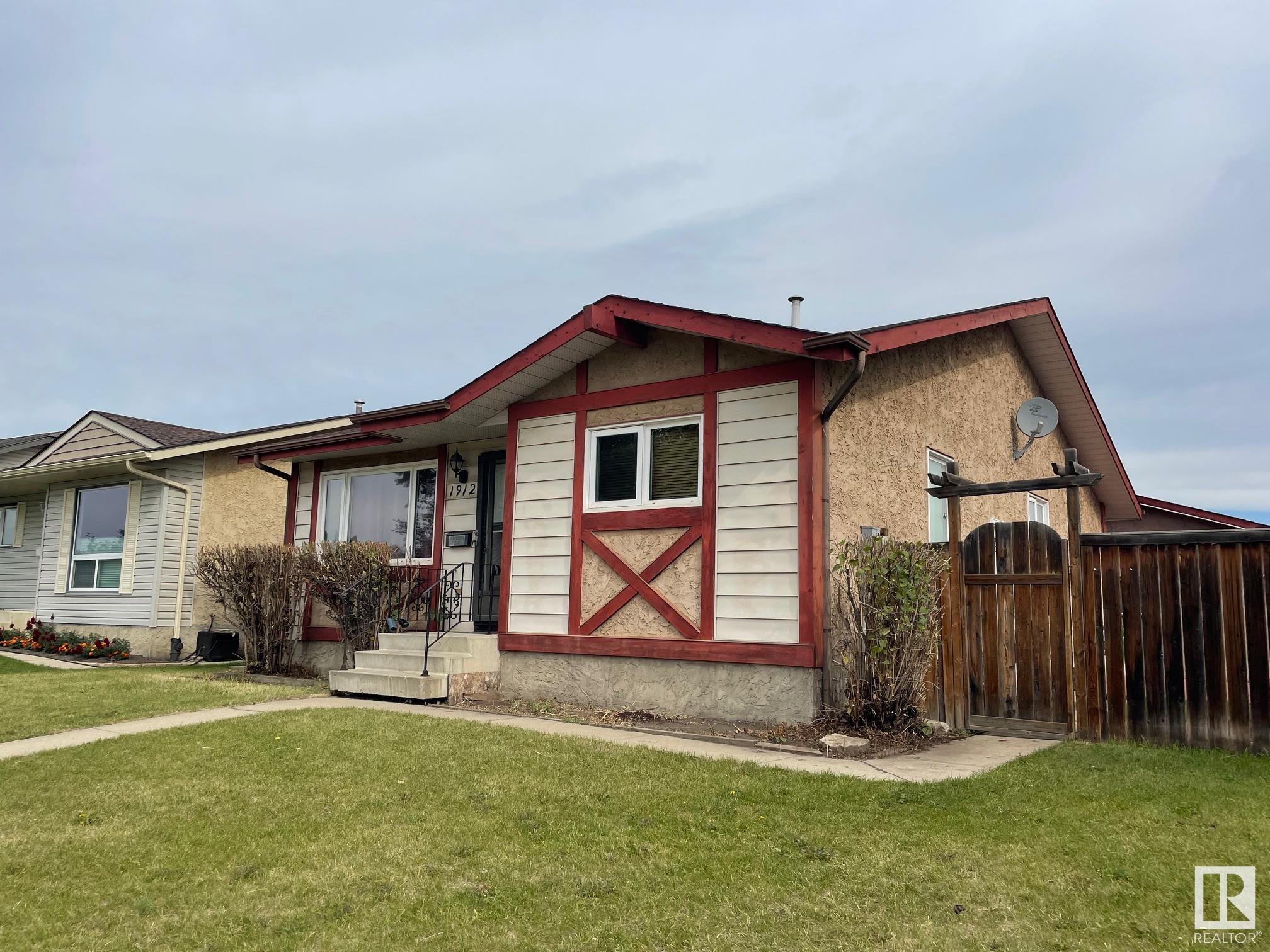 Photo de la propriété: 1912 151 Avenue NW AB T5Y 2A6