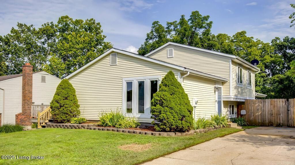 Property Photo: 7431 W Orchard Grass Blvd KY 40014