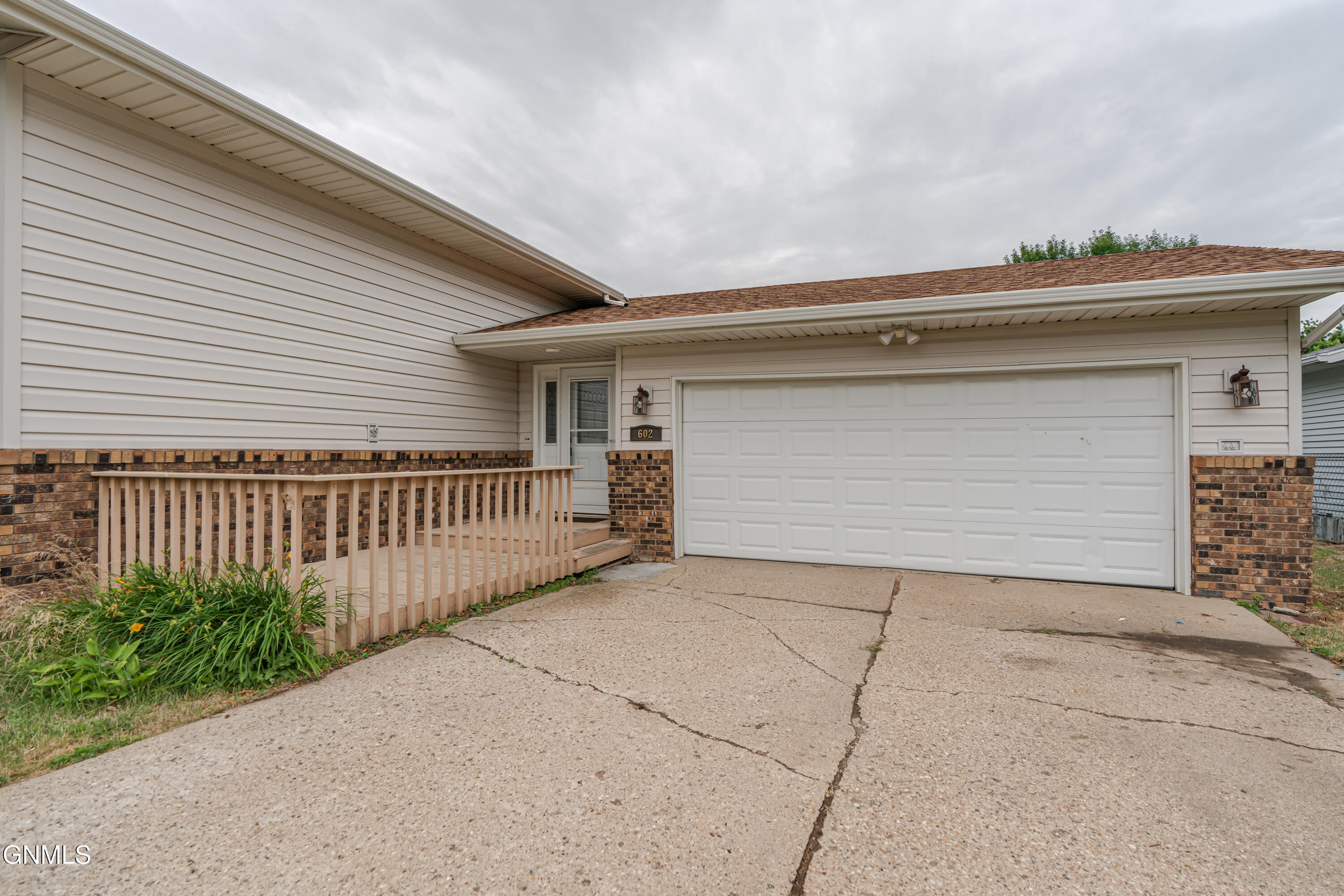 Property Photo:  602 Hillview Place NE  ND 58554 