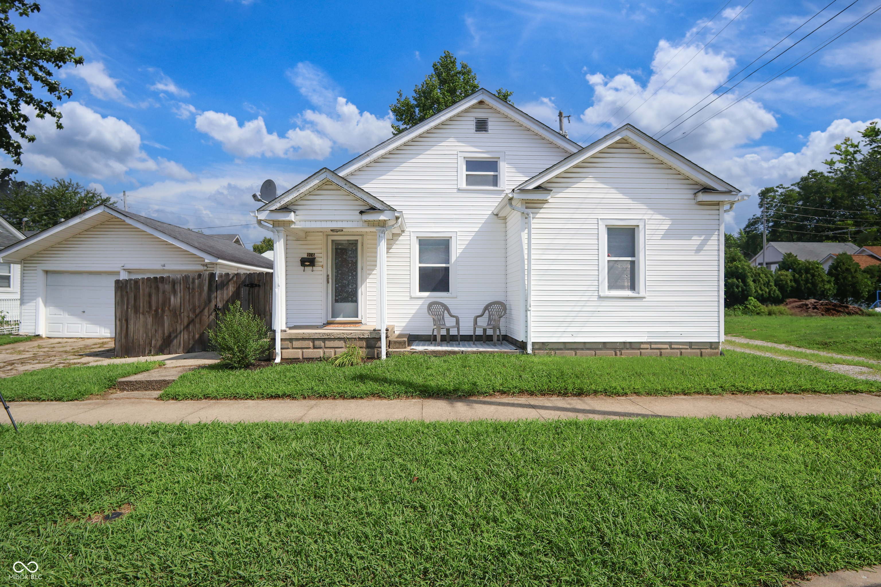 Property Photo:  916 11th Street  IN 47201 