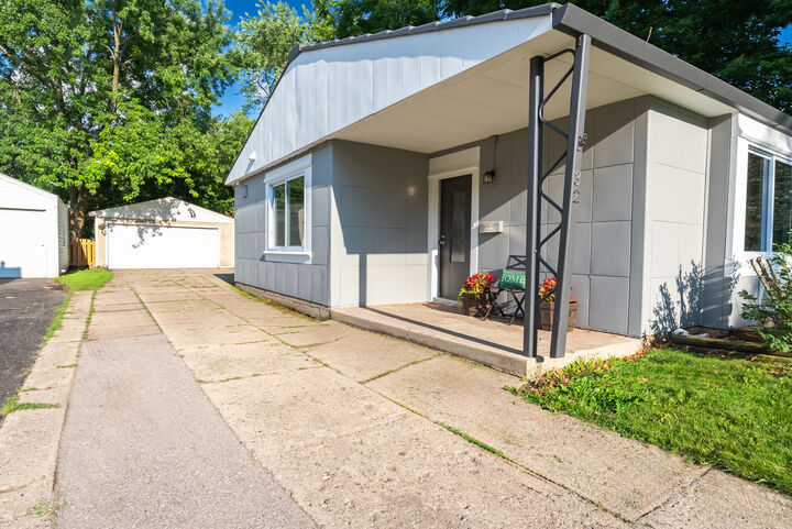 Property Photo: 32 S Rosedale Avenue IL 60506