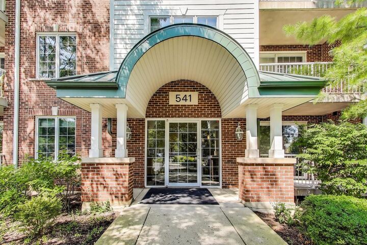 541 N Hough Street 106  Barrington IL 60010 photo