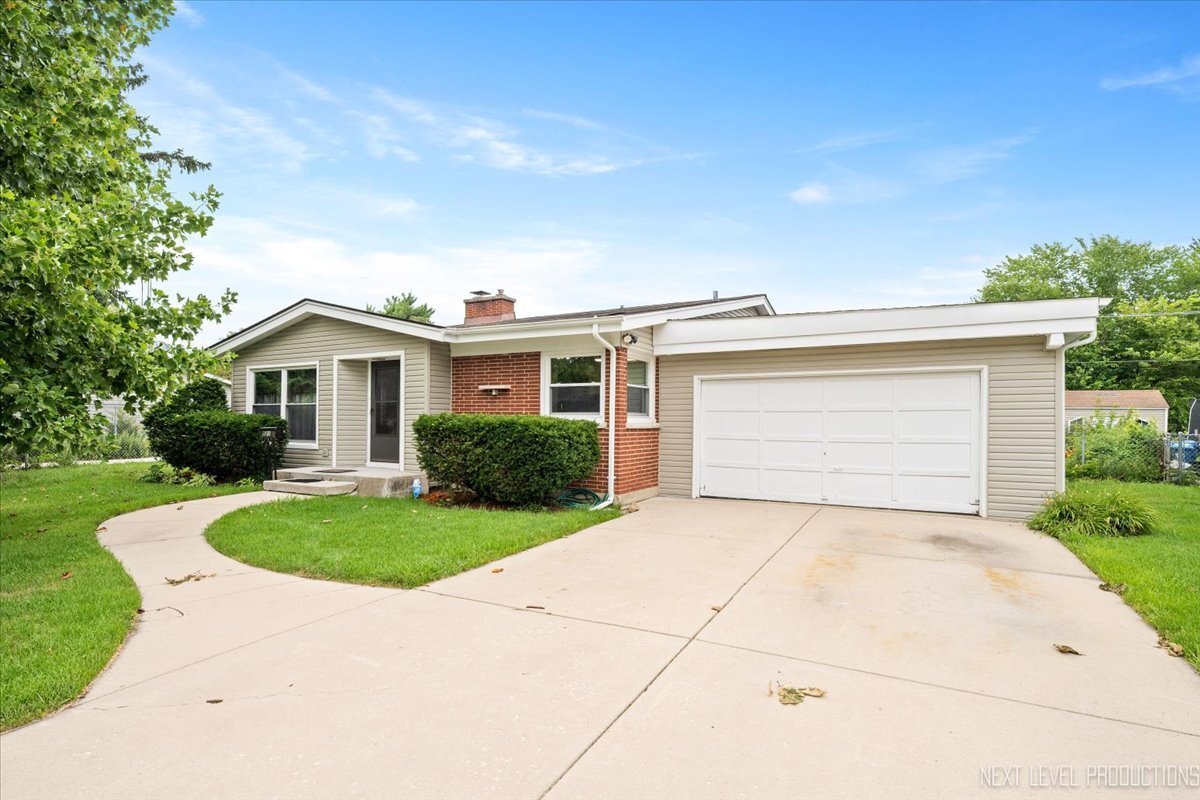 Property Photo: 521 Iroquois Drive IL 60506