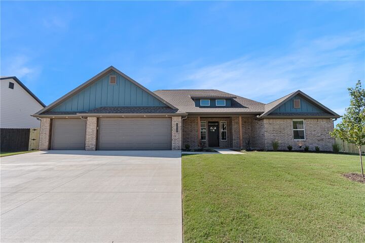 Property Photo:  2612 Fairway Circle  AR 72751 