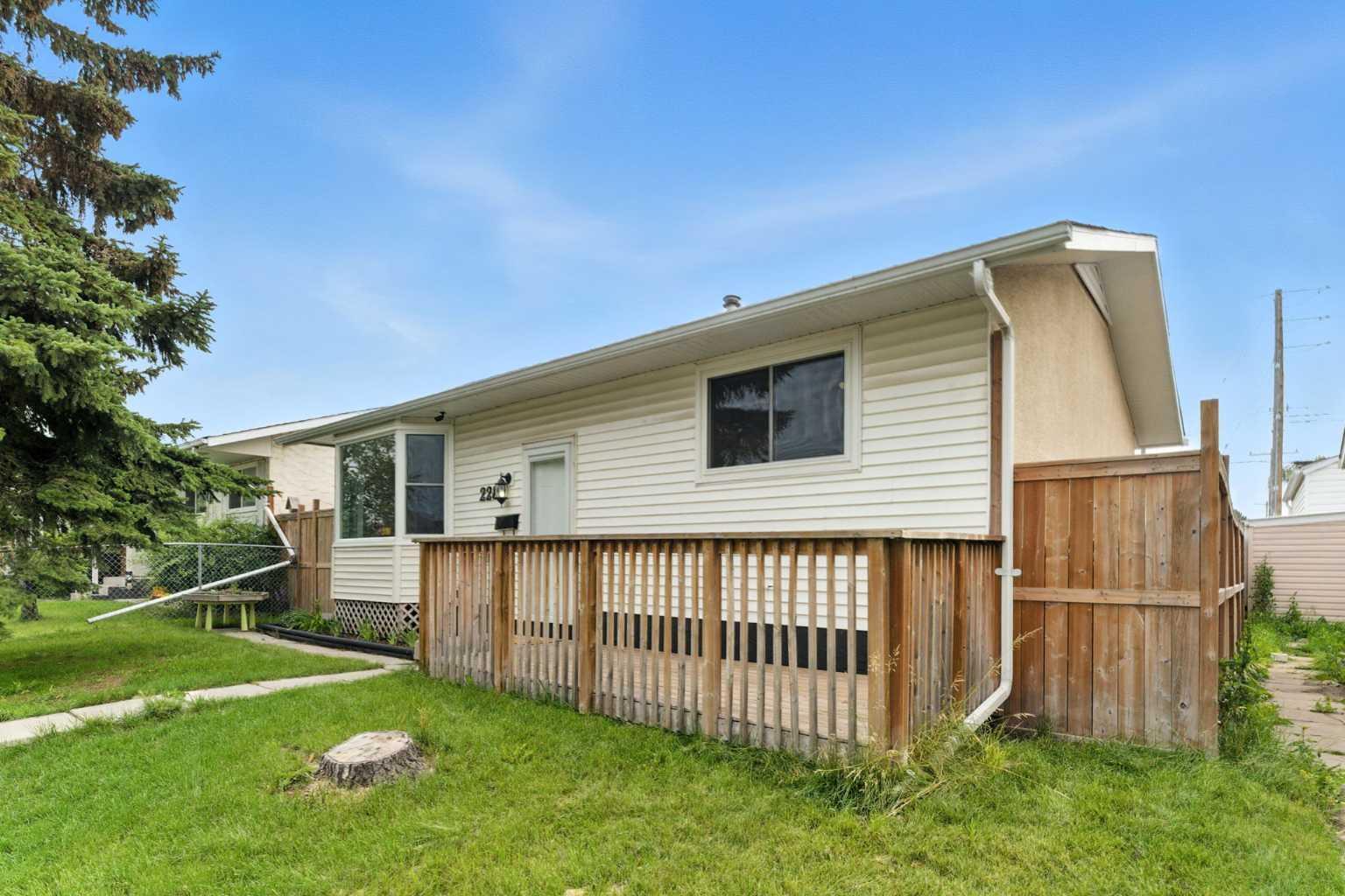 Property Photo: 228 Penswood Way SE AB T2A 4T3