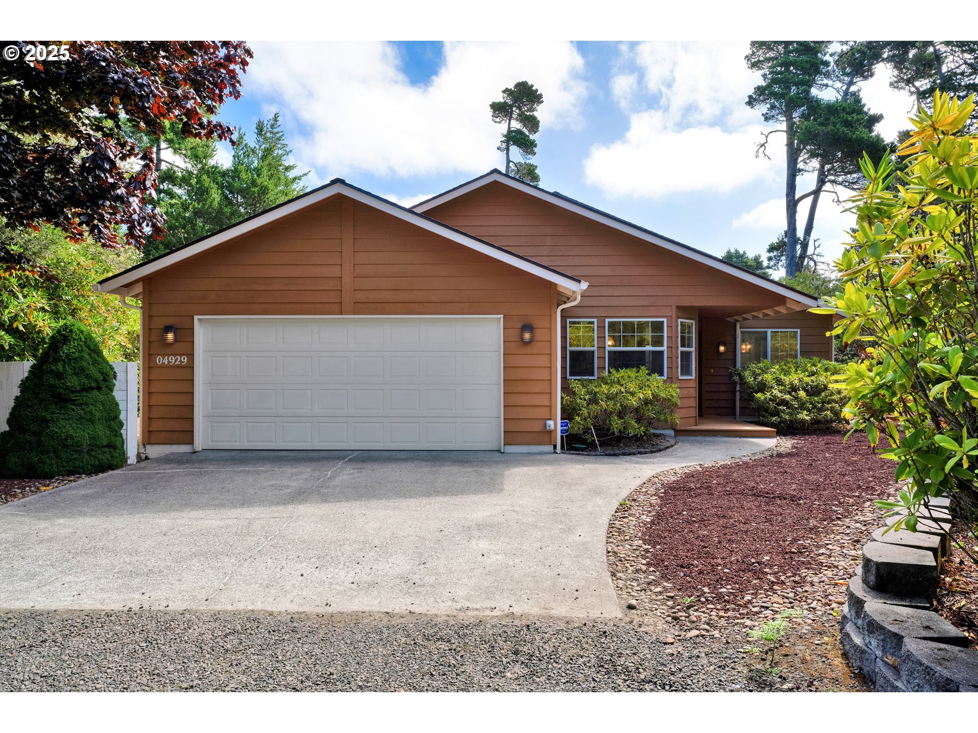Property Photo:  4929 Oceana Dr  OR 97439 