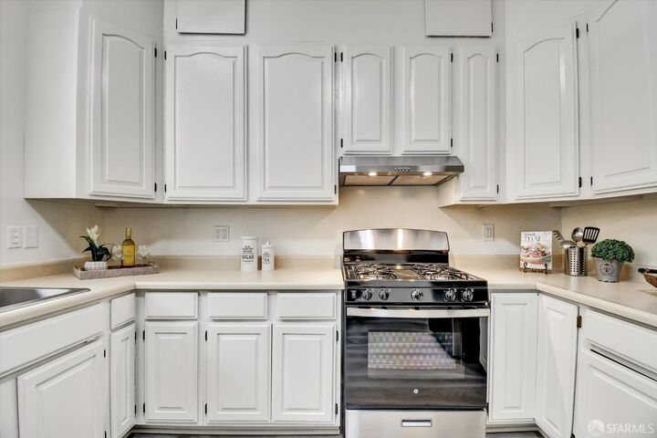 Property Photo:  45 Auburn Street A  CA 94133 