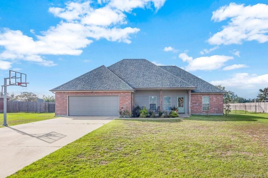 Property Photo: 1569 Sawnee Drive LA 70611