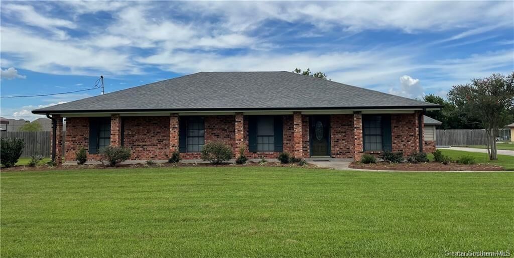 Property Photo: 820 Lakeridge Lane LA 70605