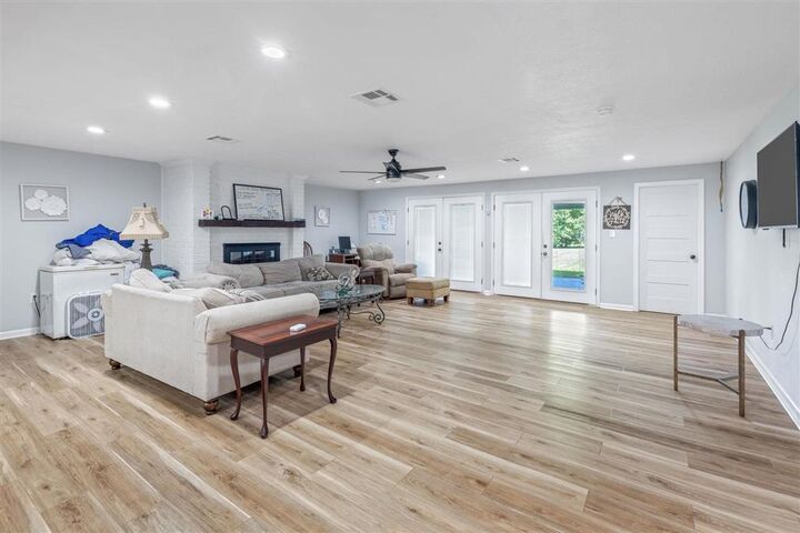 Property Photo: 206 Vine St Street LA 70663