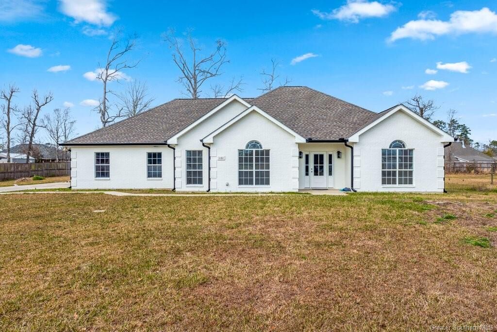 Property Photo:  1101 W Diamond Circle W  LA 70611 